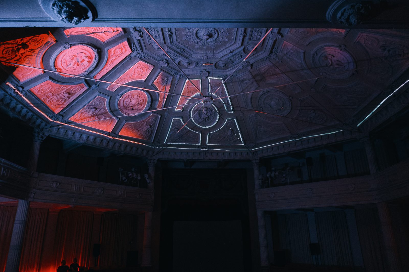 Lichtlijnen over het plafond van de Academiezaal